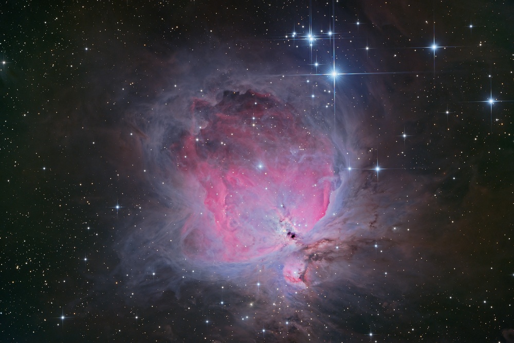 4h40m (160 x 30s + 200 x 1min) Broadband. Processed with GraXpert. Used a high dynamic range transformation to equalize contrast over the multiple orders of magnitude M42 spans, allowing simultaneous rendering of the faint dust and extremely bright core. Mode of the same complex that includes the Horsehead and Flame Nebula.